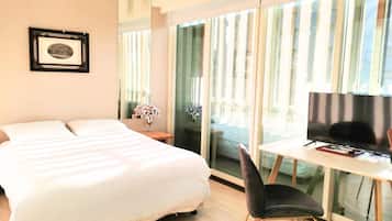 5 bedrooms, in-room safe, desk, iron/ironing board