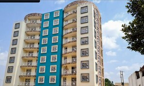 Exterior - Fully-furnished 2BR/2BA Condo in Kampala with WiFi, gym, pool, Gated Community (Kampala)