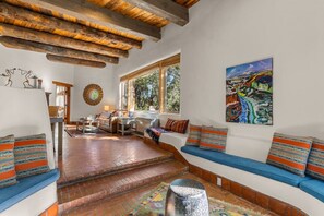 Televisión, chimenea y estéreo 