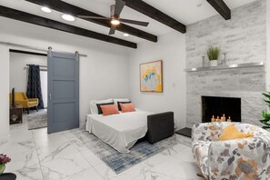 3 habitaciones, tabla de planchar con plancha y cuna de viaje 