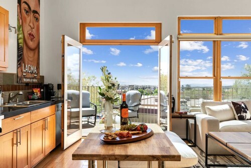 Ski Discounts! Light Modern Railyard View Loft