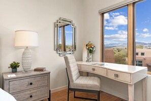 Interior - Ski Discounts! Light Modern Railyard View Loft (Santa Fe)