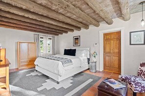 1 habitación, escritorio, tabla de planchar con plancha y cuna de viaje