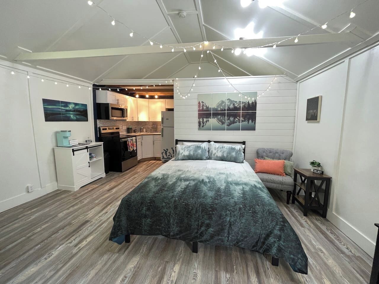 Skrivebord, strykejern/-brett, wi-fi (inkludert) og sengetøy