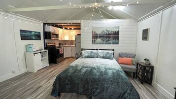 Skrivebord, strykejern/-brett, wi-fi (inkludert) og sengetøy