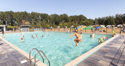 chalet avec terrasse couverte sur le camping