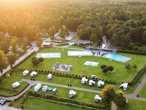 Exterior - chalet with covered terrace on campsite with pool (Vessem)
