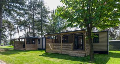 nice chalet with luxury bathroom and screened porch