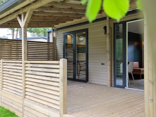 nice chalet with luxury bathroom and screened porch