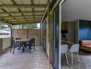 Outdoor dining - nice chalet with luxury bathroom and screened porch (Vessem)