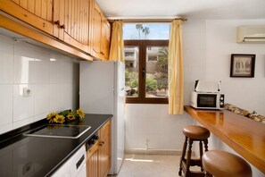 Fridge, microwave, stovetop, coffee/tea maker - Vacation Apartment 'Apartamento Junto A La Playa' with Wi-Fi and Air Conditioning (Puerto Rico de Gran Canaria)