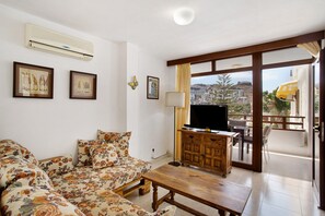 TV - Vacation Apartment 'Apartamento Junto A La Playa' with Wi-Fi and Air Conditioning (Puerto Rico de Gran Canaria)