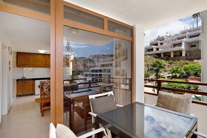 Outdoor dining - Vacation Apartment 'Apartamento Junto A La Playa' with Wi-Fi and Air Conditioning (Puerto Rico de Gran Canaria)