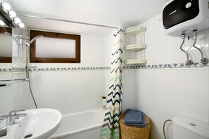 Shower, towels - Vacation Apartment 'Apartamento Junto A La Playa' with Wi-Fi and Air Conditioning (Puerto Rico de Gran Canaria)