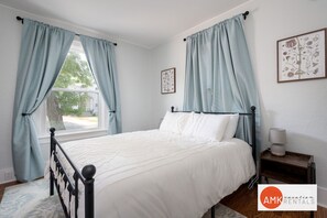 3 室のベッドルーム、デスク、アイロン / アイロン台、WiFi