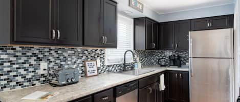 Coffee/tea maker, fridge, microwave, oven