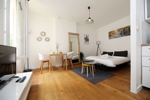 Iron/ironing board, WiFi, bed sheets