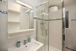 Shower, hair dryer, towels