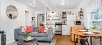 Bright & Trendy Cottage Close to Downtown Albany & Near OSU, Sleeps 4