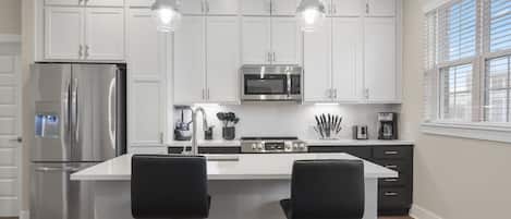 Kjøleskap, mikrobølgeovn, ovn og kokeplater