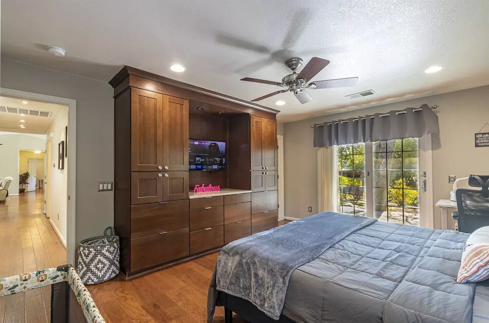 Picayune CottageSeasonal Pool, HotTub, Gameroom, EV, Pet Friendly