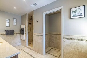 Shower, hair dryer, bidet, towels - Picayune Retreat: Spa/EV/Play-structure/Pet-loving/Games and more'' (Coarsegold)