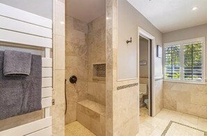 Shower, hair dryer, bidet, towels - Picayune Retreat: Spa/EV/Play-structure/Pet-loving/Games and more'' (Coarsegold)