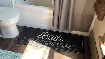 Een haardroger, handdoeken, zeep, toiletpapier