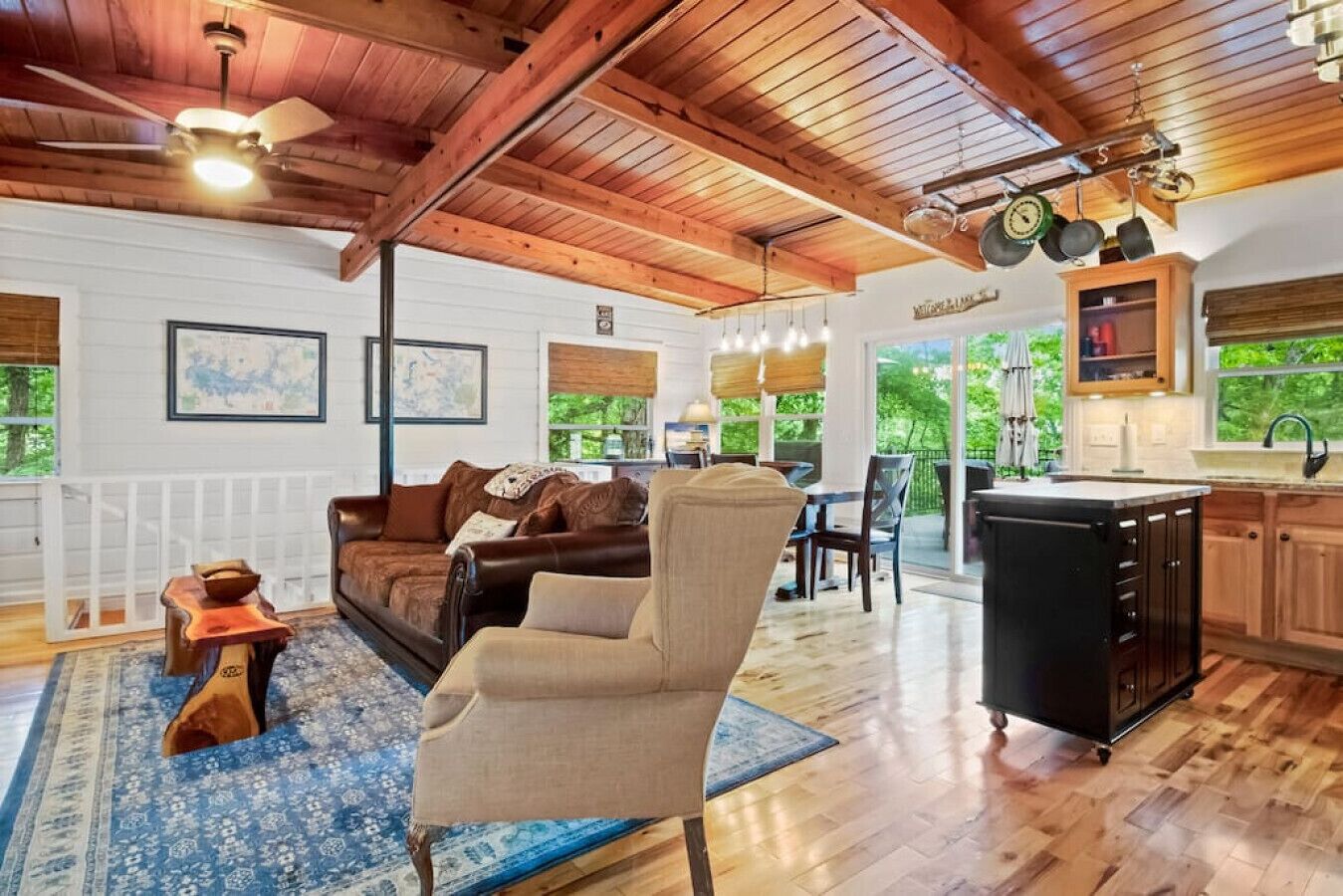 Smart-TV, Kamin, Stereoanlage