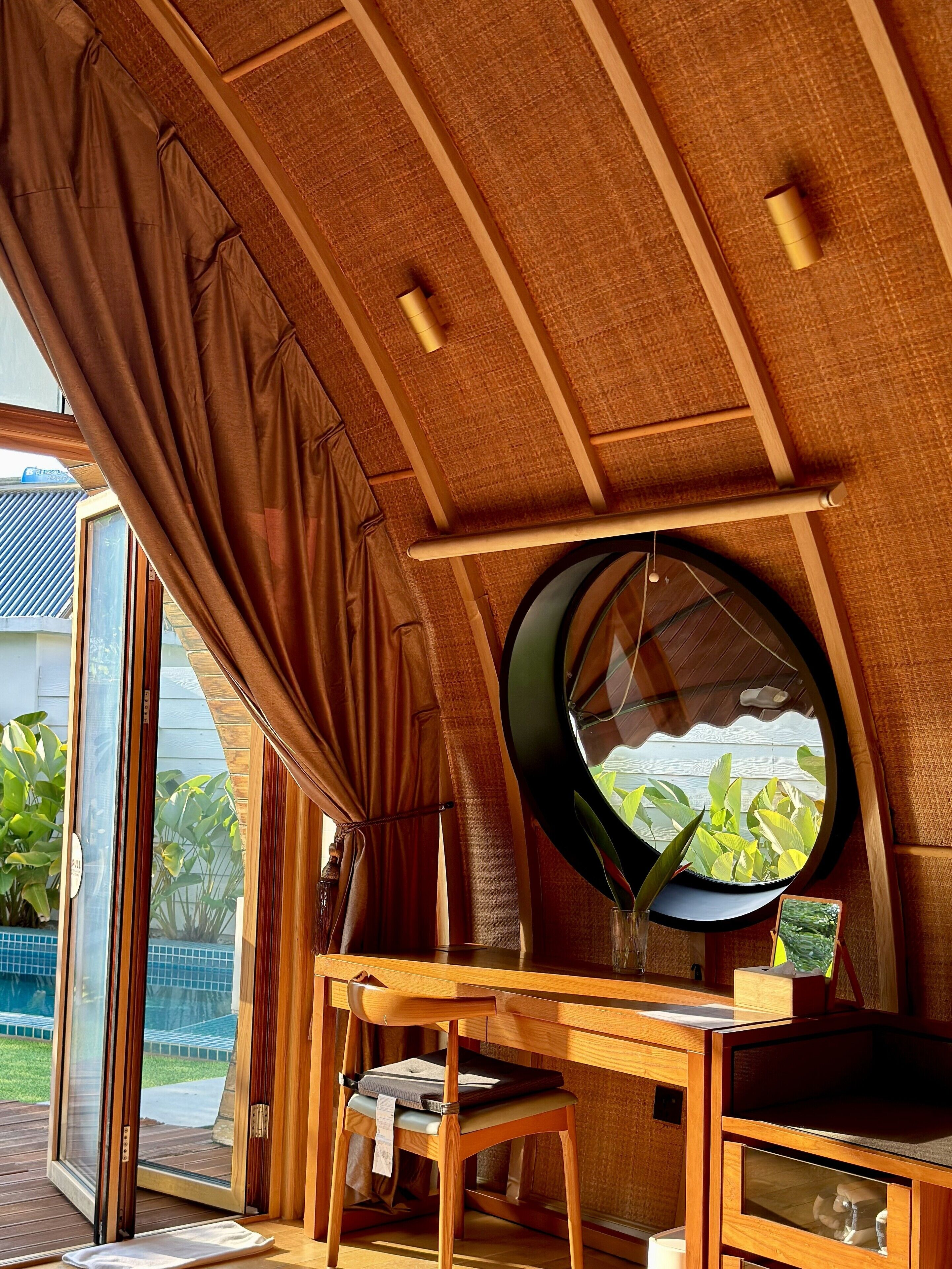 Minibar (inkludert), safe på rommet og skrivebord