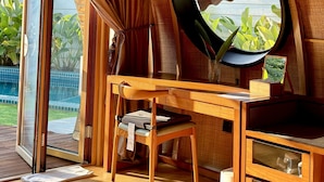 A room with a wooden ceiling, a round window, a wooden desk, and a chair. - Found Mansion Langkawi (Langkawi)