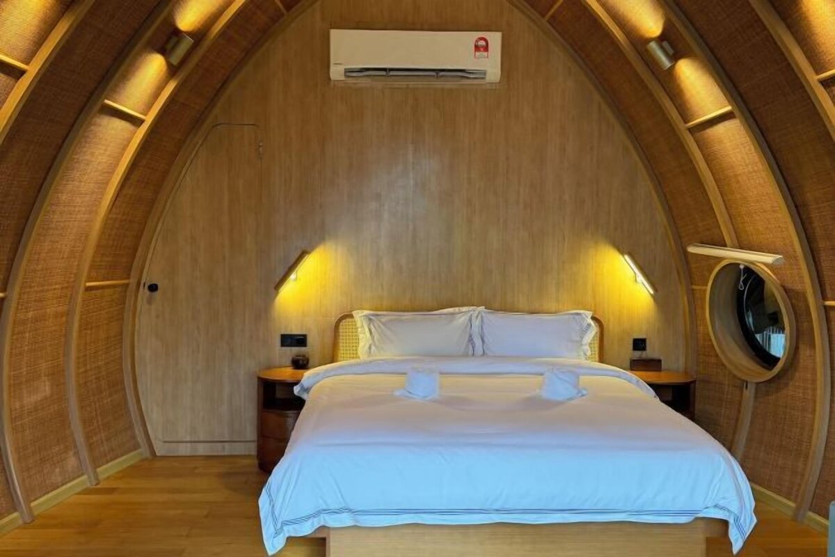 Free minibar, in-room safe, laptop workspace, blackout curtains