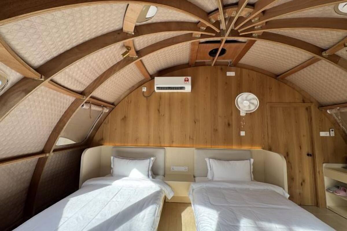 Minibar con artículos gratuitos y caja de seguridad en la habitación 