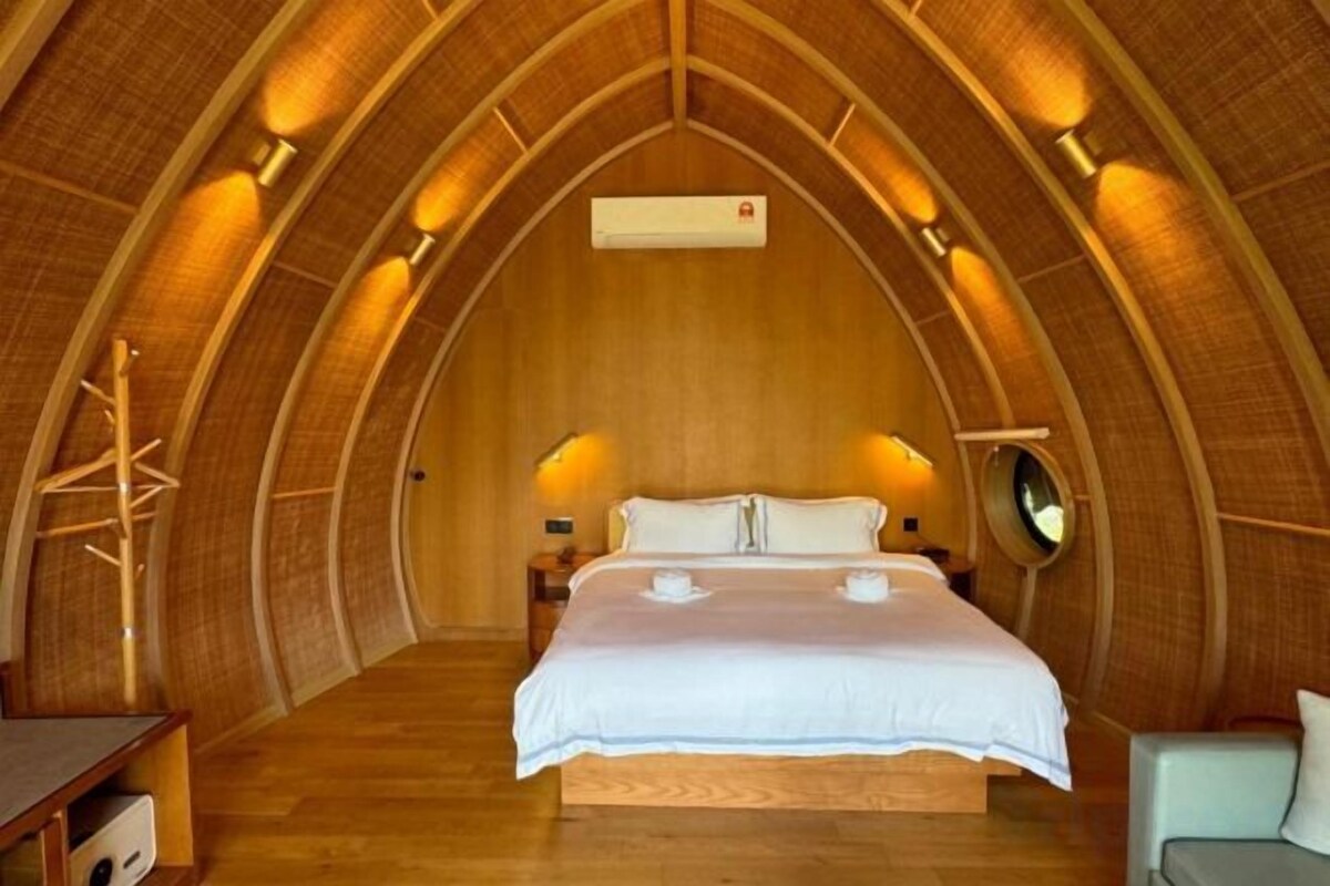 Minibar (free items), in-room safe, laptop workspace, blackout drapes