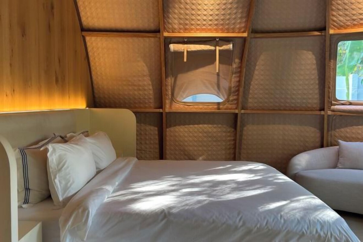 Minibar (free items), in-room safe, laptop workspace, blackout drapes