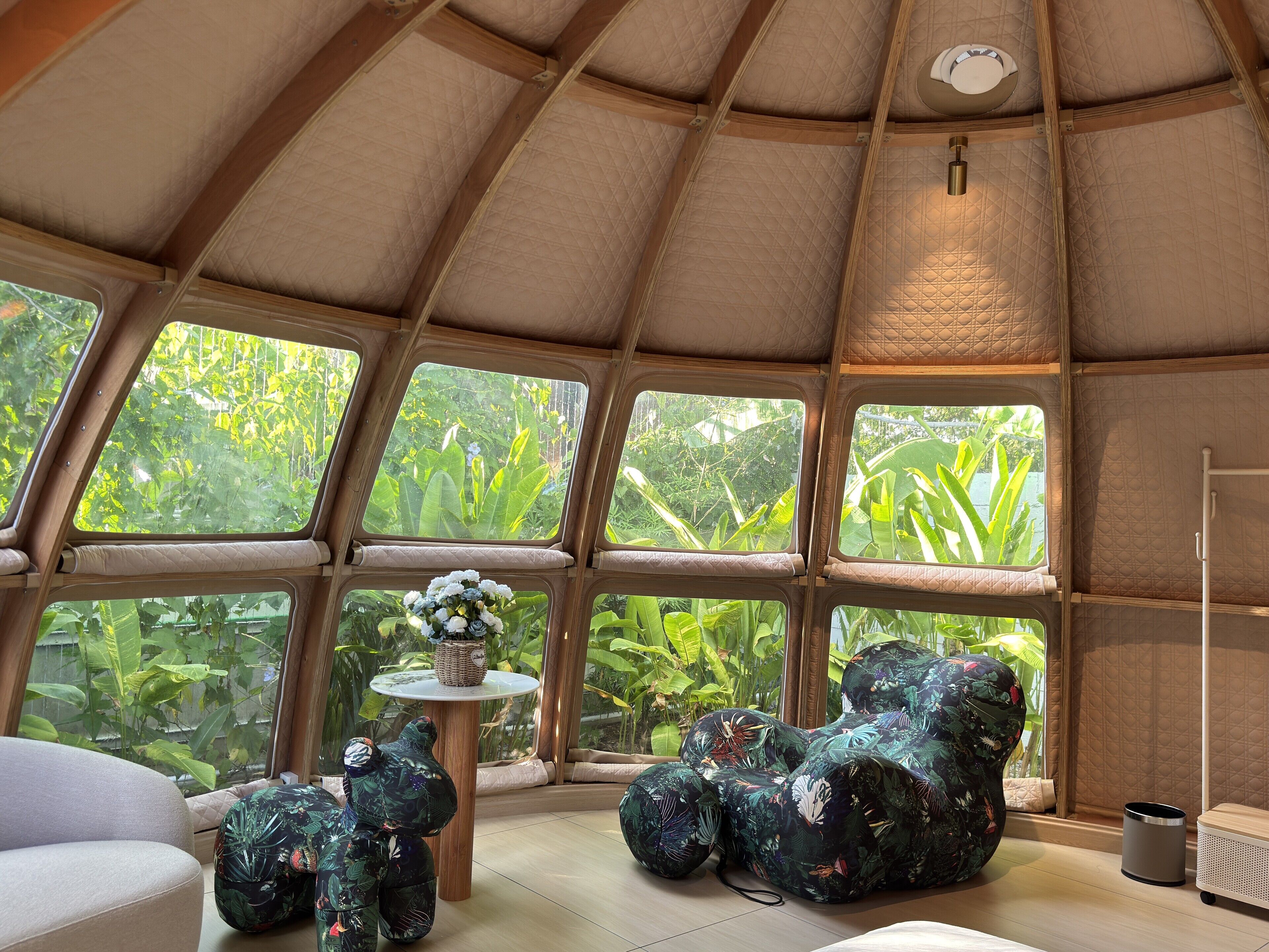 Three-Bedroom Glamping With Shared Pool | Frigobar (abastecido com itens grátis), cofres nos quartos