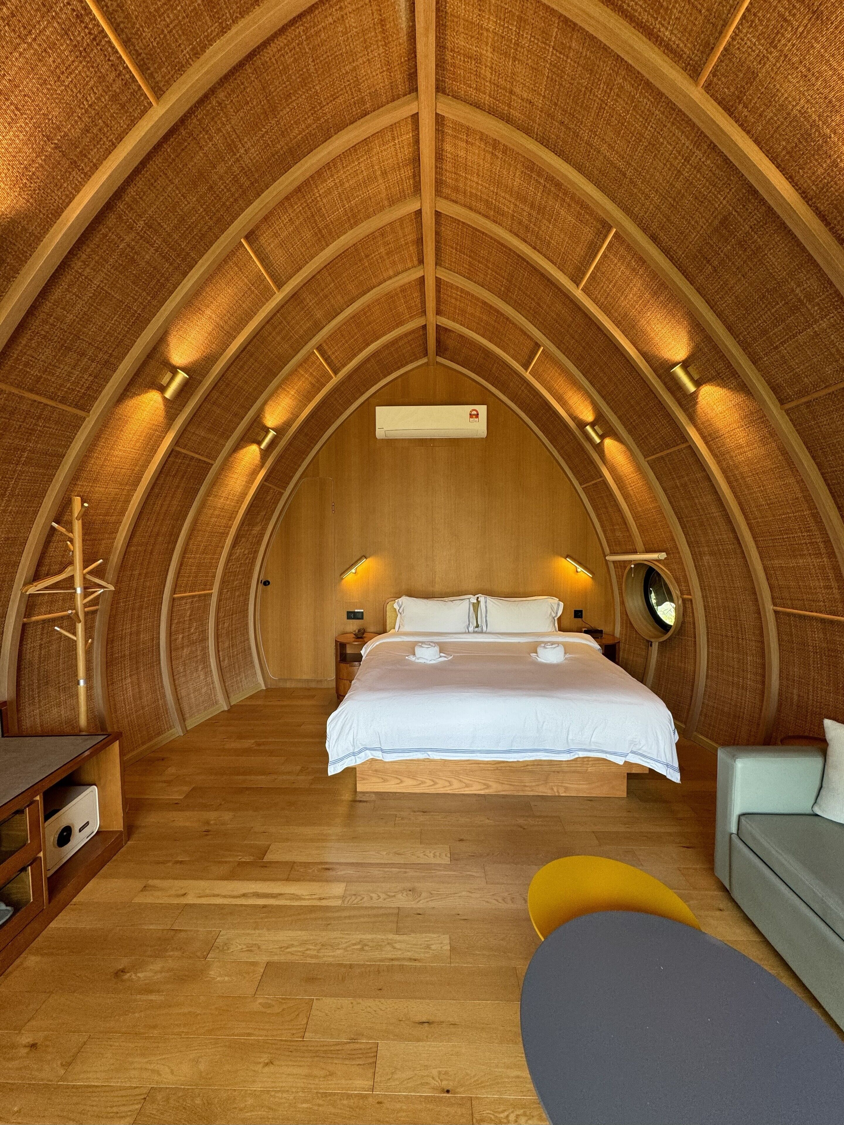 عناصر مجانية داخل الميني بار وخزنة داخل الغرفة ومكتب