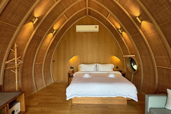 1 bilik tidur, bar mini percuma, peti besi dalam bilik, meja