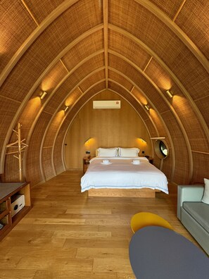 Frigobar (abastecido com itens grátis), cofres nos quartos, escrivaninha