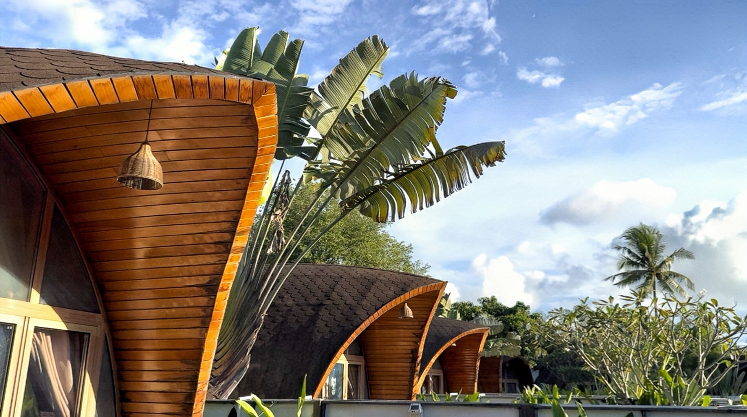 عناصر مجانية داخل الميني بار وخزنة داخل الغرفة ومكتب