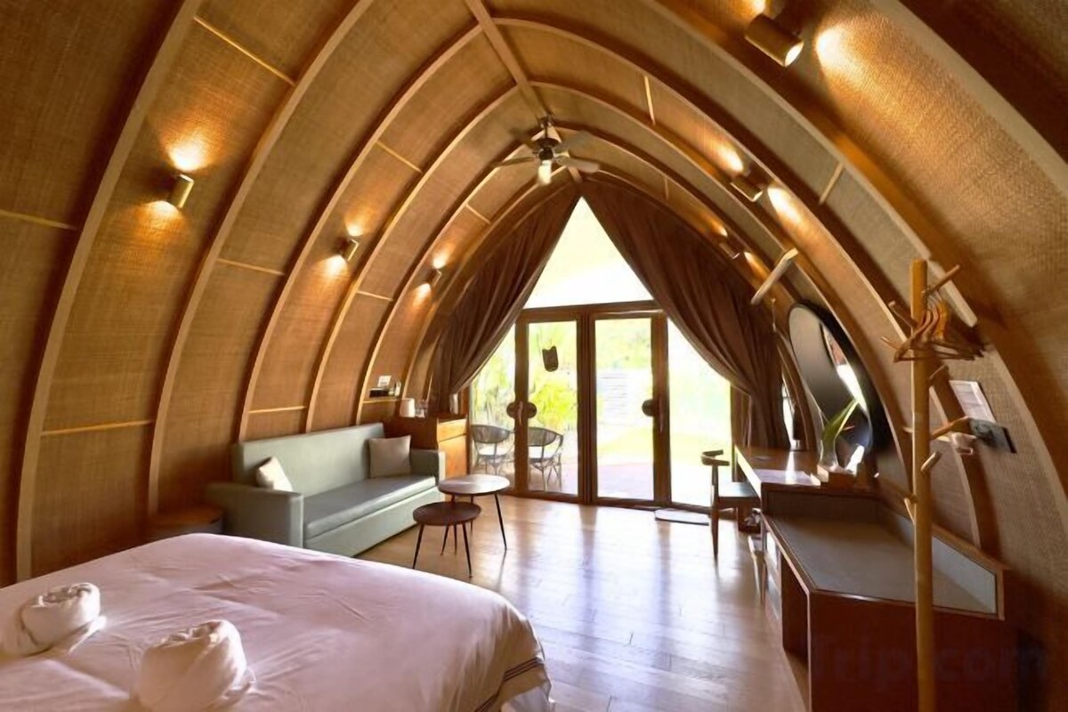 Minibar (free items), in-room safe, laptop workspace, blackout drapes
