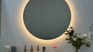 Shower, hydromassage showerhead, free toiletries, hair dryer