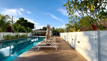 Una piscina al aire libre