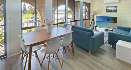 Charming 2-Bed Apartment with Bay Views