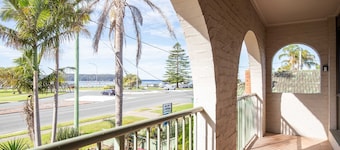 Charming 2-Bed Apartment with Bay Views