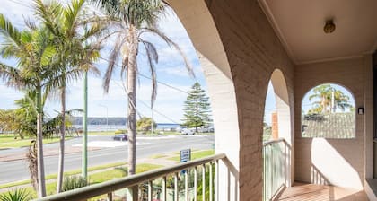 Charming 2-Bed Apartment with Bay Views