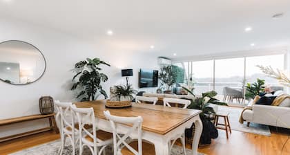 Lakeside 3-Bed Apartment with Jacuzzi