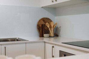 Cafetera y tetera, refrigerador, microondas y horno 
