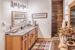 シャワー、ヘアドライヤー、タオル