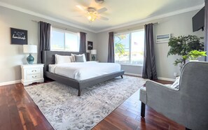 3 bedrooms, desk, iron/ironing board, travel crib - Dockside Daydreams, Cozy, Canal Front with Pool (Fort Lauderdale)